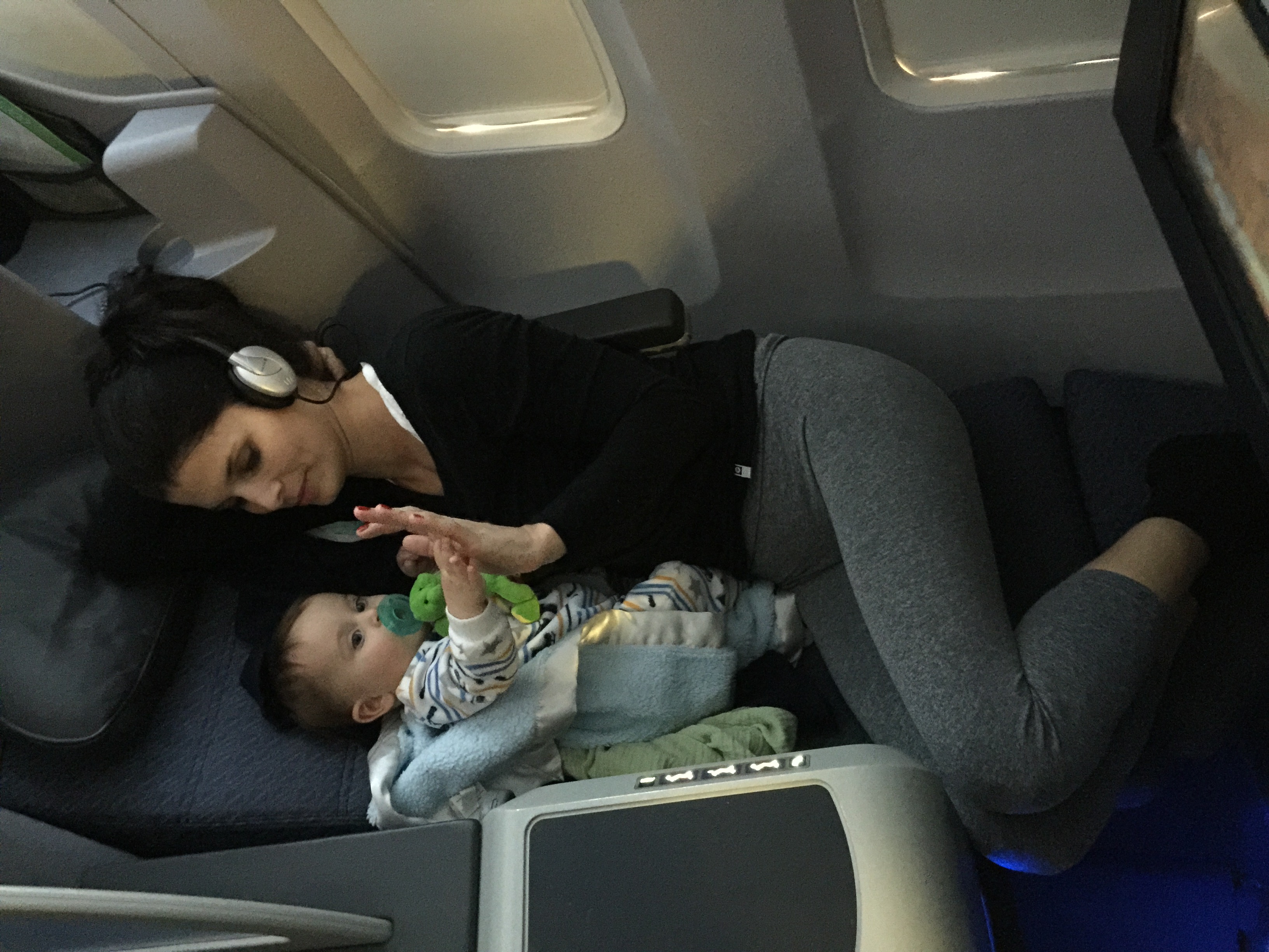 Надувная детская кроватка в самолет